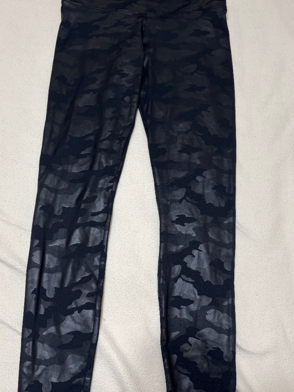 Simply Vera Wang Faux Leather Camouflage Shaping Leggings Size Medium Black